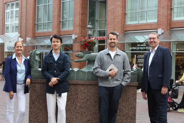 Haiou Zhang (2. v. li.) mit den Sponsoren Carmen Berckholtz (Implantcast), Fabian Stackmann (2. v. re.) und Matthias Weiß (Sparkasse Harburg-Buxtehude)