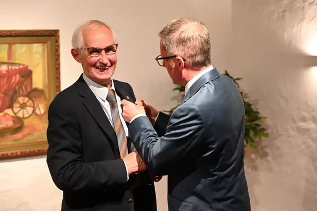 Landrat Kai Seefried händigt dem Mulsumer Heino Dieckmann das Bundesverdienstkreuz aus | Foto: Landkreis Stade / Daniel Beneke