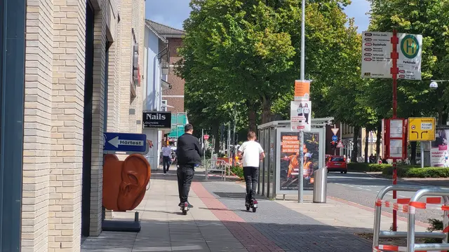 Viele E-Scooter fahren weiterhin auf dem Bürgersteig