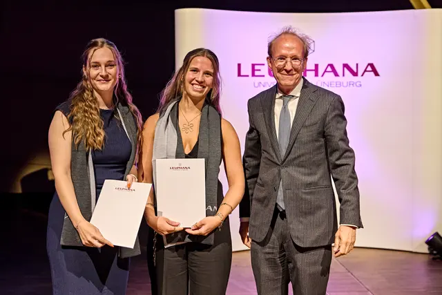 Auszeichnung für Courage (v. li.): Sarah Boenert, ihre Kommilitonin Madeleine Stenger und Leuphana-Präsident Sascha Spoun | Foto: Brinkhoff-Mögenburg/Leuphana