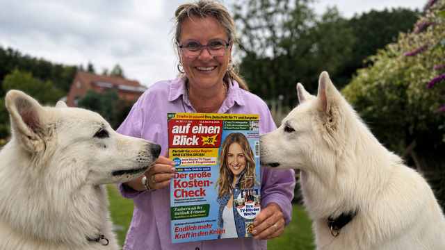 Jetzt sind sie überregional bekannt: Gabriele Staatz-Duckert mit Herkules und Cerberus und der Ausgabe von „Auf einen Blick“, in der über ihre gemeinsame Arbeit berichtet wird | Foto: tml