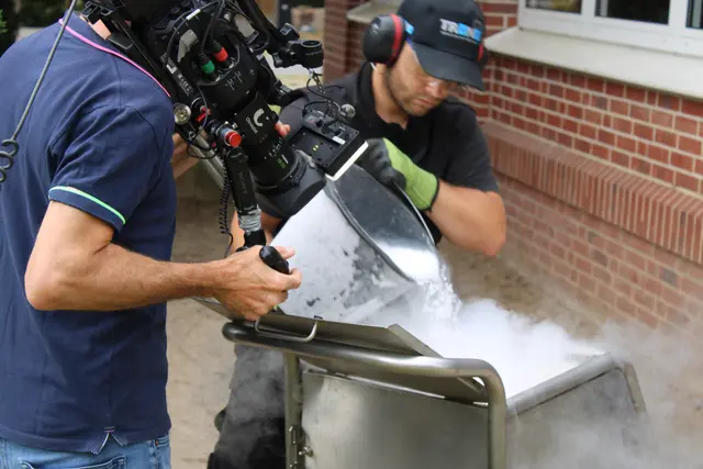 Die - 78,5 Grad Celsius kalten Trockeneispellets werden für ihren Einsatz per Druckluft vorbereitet | Foto: ce