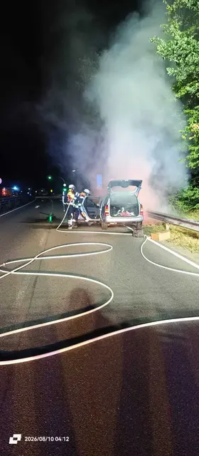Beim Eintreffen der Feuerwehr stand der Pkw im Bereich des Motors in Brand | Foto:  Peter Schween FF Fleestedt