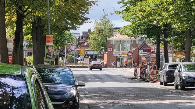 Das Fahrzeug an der Ampel verlässt die Bahnhofstraße in die falsche Richtung - vom Bahnhof aus darf nur in Richtung Innenstadt gefahren werden
