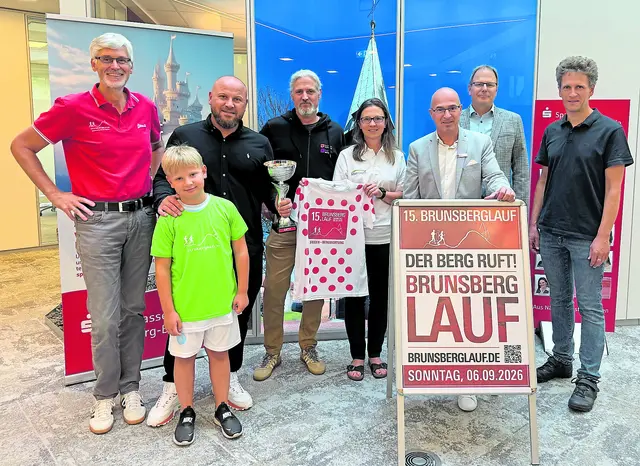 Organisatoren und Unterstützer des Brunsberglaufs (v. li.): Armin Schneider (Brunsberglauf), Vitalij und Timofey Geter (REWE - Familie Geter), Björn Mustermann (Stadtwerke Buchholz), Christiane Pollak (Maderos), Thomas Müller und Jörg Laue (Sparkasse Harburg-Buxtehude) und Jan Peter Groth (Brunsberglauf)
  | Foto: Verein Brunsberglauf