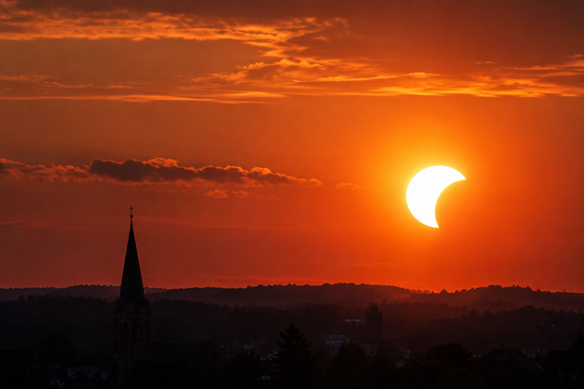 Die Sonnenfinsternis ist ein seltenes Spektakel, dass regional und überregional begeistert (Symbolbild) | Foto: KI-generiert