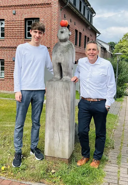 Kreisschülersprecher Hauke Ilsemann (li.) und Lühe-Samtgemeindebürgermeister Timo Gerke hoffen auf eine rege Beteiligung duch die Jugendlichen | Foto: SG Lühe