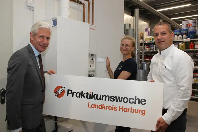 Landrat Rainer Rempe (v. li.), Praktikantin Emma Regner und Philip Goedecke ziehen eine positive Bilanz der Praktikumswoche im Landkreis Harburg | Foto: Landkreis Harburg