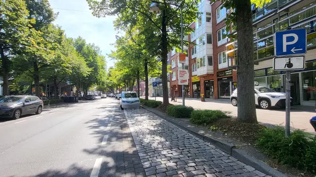 Die Fahrerseite befindet sich jetzt am Bordstein: Ein Rollstuhlfahrer kommt hier nur schwer aus seinem Auto heraus