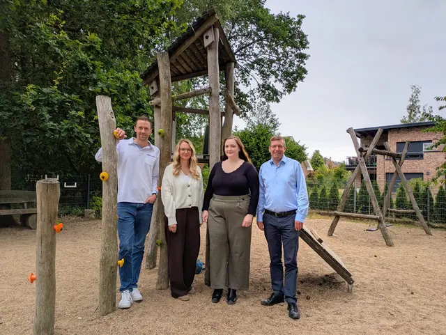 Jens Pusch (Leitung der Abteilung Kinder, Jugend und Sport) (v.li.), Charlene Regenberg (Leitung der Kita Zipfelmützen), Alina Ahlvers (Stellvertretende Kitaleitung), Dirk Hirsch (Erster Stadtrat) | Foto: Stadt Buchholz