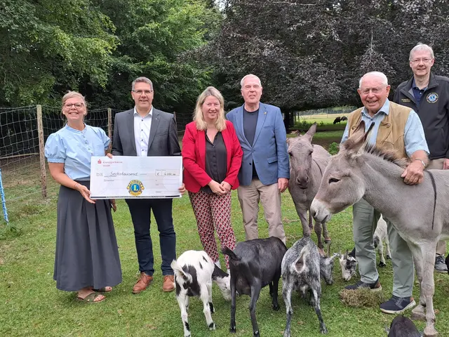 Anke Bsteh von Die Brückenbauer:innen (v.li.), Jens Papke von den Lions, Schirmherrin des Projekts MdL Birgit Butter (CDU), Johann Book von den Lions, Günter Poppe vom Hof Ruschwedel und Uwe Dammann von den Lions | Foto: Lions Clubs