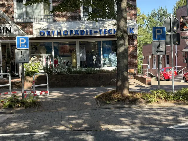 Der Behindertenparkplatz gegenüber von Marktkauf, Hausnummer 52,  liegt parallel zur Fahrbahn. Positiv: Der Kantstein wurde abgesenkt