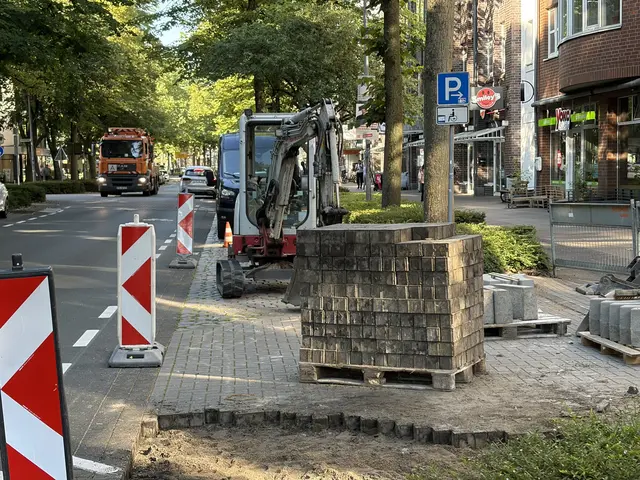 Das sind 2 vorbildliche Behinderten Parkplätze. (vor der DEVK) Breit genug, Kantstein abgesenkt, das Problem, mit dem ums Auto fahren, besteht auch hier. Beide sind gesperrt. | Foto: J. Nübel