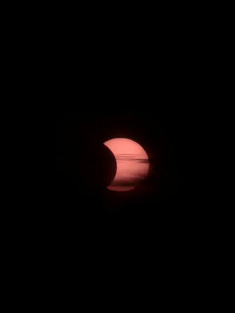 Dieses Bild der Sonnenfinsternis wurde am Spielplatz Feldblumenstraße in Steinbeck gemacht
 | Foto: Kristina Isik