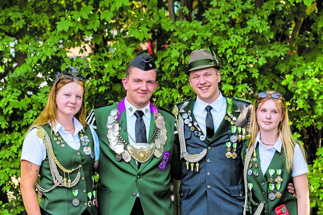 Der Jugendkönig Marvin Steinke (Zweiter von links) und seine Adjutanten (v. li.):  Neeltje Bischel, Lukas Dummeyer und Emily Strafe | Foto: Sven Chris Böttcher