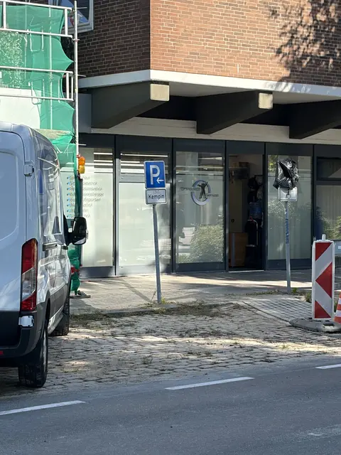 Dieser Behinderten-Parkplatz gegenüber vom Stadthaus ist laut Jens Nübel viel zu  schmal, weil die Fahrertür sich nicht komplett öffnen lässt. Außerdem müsste der Rollifahrer um sein Auto fahren, und würde sich damit auf der Straße befinden. Der Kantstein auf der Beifahrerseite wurde mittlerweile abgesenkt  | Foto: J. Nübel