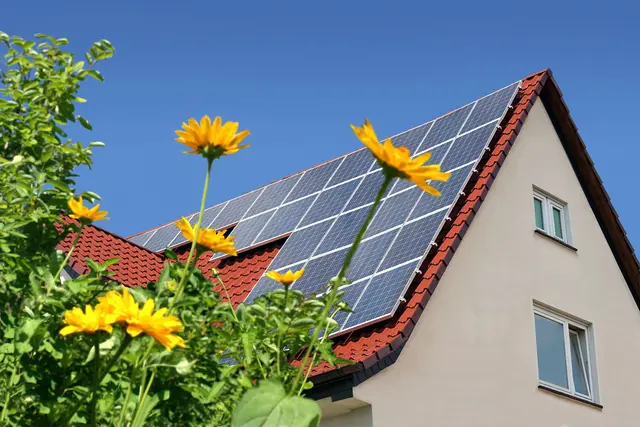 Solar/Photovoltaik auf Hausdach (Symbolbild) | Foto: didj Payom