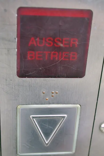 Der Fahrstuhl auf der Südseite des Buchholzer Bahnhofs an der Rütgersstraße ist außer Betrieb | Foto: bim