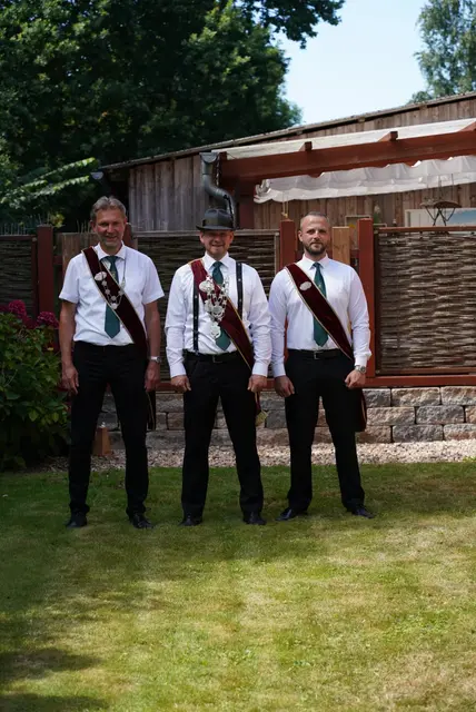 König Hendrik Hointza (Mitte) mit seinem Zweiten Offizier Stefan Bohn (li.) und seinem Ersten Offizier Sven Umland  | Foto: Dorfgemeinschaft Krummendeich