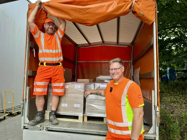 Die Stimmzettel sind da: Mitarbeiter des Seevetaler Betriebshofs holten insgesamt elf Paletten bei der Druckerei in Buchholz ab. Dafür waren zwei Touren notwendig. Mit der Ankunft der Stimmzettel konnte die Briefwahl in Seevetal starten | Foto: Gemeinde Seevetal