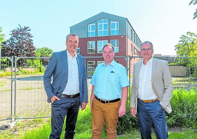 Vor dem Gelände des ehemaligen Pressezentrums, auf dem das neue Geschäfts- und Wohnhaus entsteht (v. li.): Andreas Sommer (Sparkasse Harburg-Buxtehude), André Wiese (Bürgermeister Stadt Winsen) und Jörg Ruschmeyer (May &amp; Co.)  | Foto: Sparkasse Harburg-Buxtehude