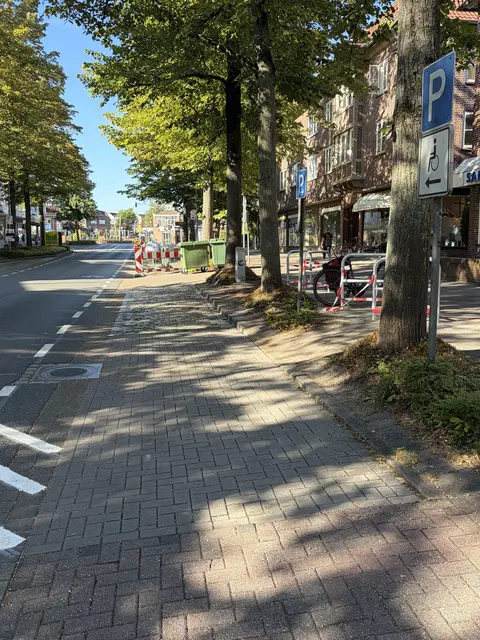 Behinderten-Parkplätze vor dem Sanitätshaus, Hausnummer 52, gegenüber von Marktkauf:  Sie liegen parallel zur Fahrbahn. Bisher sah Jens Nübel hier eine hohe Unfallgefahr, weil der Rollstuhlfahrer ein Stück auf der Straße zurücklegen musste. Nach der neuen Einbahnstraßen-Regelung  befindet sich die Fahrerseite am Bordstein - der Rollstuhlfahrer hat nicht genügend Platz, um auszusteigen. Positiv: Hier wurde die Bordsteinkante abgesenkt | Foto: J. Nübel