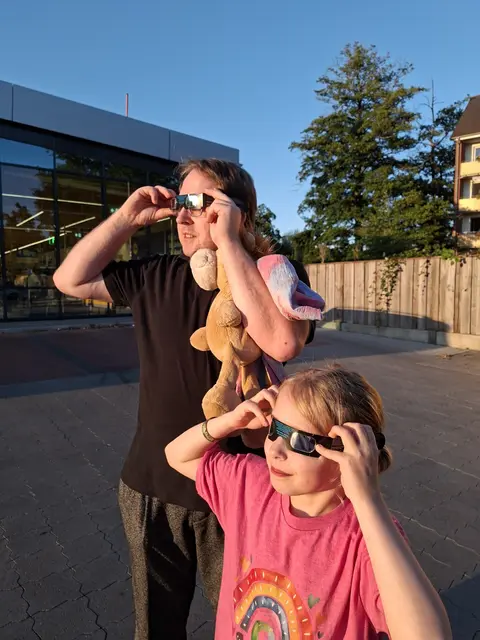 Oliver Berg und Tochter Johanna bestaunen die Sonnenfinsternis vom Lidl-Parkplatz in Buxtehude aus | Foto: Diana Berg