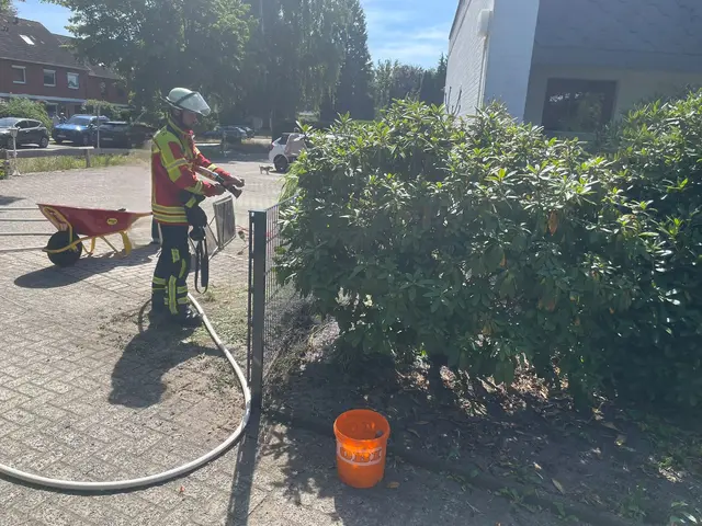 Die Feuerwehr Maschen rückte zum Heckenbrand im Haulandsweg in Maschen aus. Hier sollte Unkraut abgeflammt werden | Foto: Thomas Müller / FF Maschen
