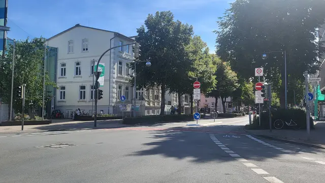 Verkehrsversuch in Buxtehude: Die Bahnhofstraße ist für den Autoverkehr stadteinwärts eine Einbahnstraße. Die Einfahrt in In Richtung Bahnhof ist verboten