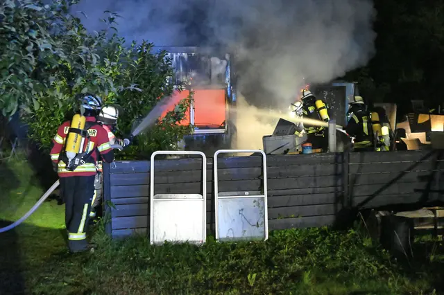 Vier Trupps gingen unter Atemschutz zur Brandbekämpfung vor | Foto: Matthias Wille / Feuerwehr Salzhausen