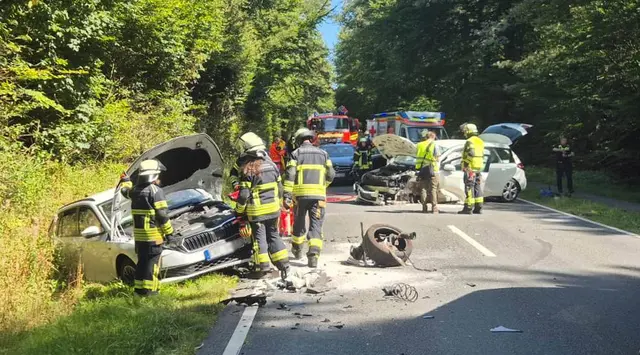 Auf gerader Strecke stießen die beiden Fahrzeuge aus bislang ungeklärter Ursache frontal zusammen | Foto: Andreas Schubert / Feuerwehr Leversen