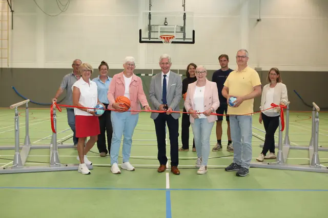 Gemeinsam geben die Schulleiterinnen Anja Scheele (vorn, v. li.) und Margrit Müller, Landrat Rainer Rempe, Bürgermeisterin Nadja Weippert und Schulleiter Stefan Birkner sowie (hinten, v. li.) Lutz Meyer (Landkreis), Annika Mönnekes (Geschäftsführung Mehrings Komplettbau Geschäftsführung), Stefanie Meinke (Landkreis), Johann Meiners (Mehrings Komplettbau) und Monique Schiebeck (Landkreis) mit dem symbolischen Banddurchschneiden die Sporthalle für Unterricht und Vereinssport frei | Foto: Landkreis Harburg