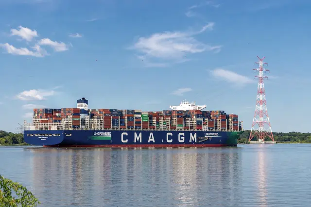 Ein Ozeanriese auf der Elbe bei Lühesand: Die CMA CGM Rivoli ist ein knapp 400 Meter langes Containerschiff mit einer Kapazität von rund 23.100 Standardcontainern (TEU). Das Schiff hat seinen Heimathafen in Marseille und wird mit LNG betrieben | Foto: jd (KI-bearbeitet)