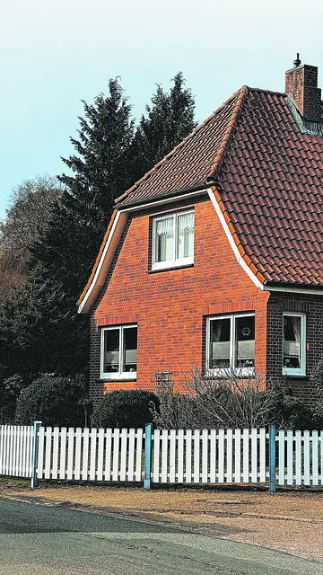 Bei älteren Häusern spielt die Energiebilanz eine große Rolle, es muss mit Preisabschlägen gerechnet werden | Foto: Kate Filatova
