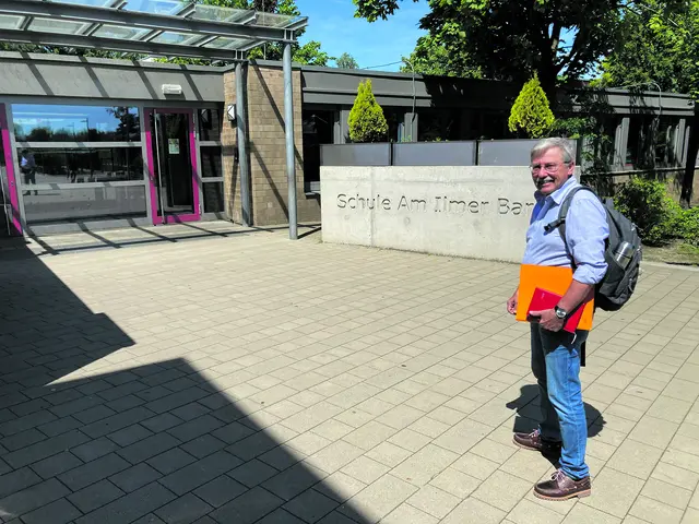 Joachim Matz vor der Winsener Schule Am Ilmer Barg, wo er in der Vergangenheit bereits als Vertretungslehrer gearbeitet hatte und nun nicht mehr tätig sein darf | Foto: Matz