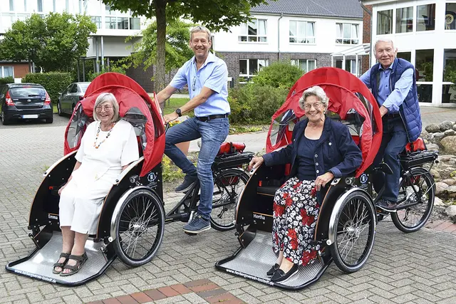 Der Förderkreisvorstand 2029 bei der Inbetriebnahme zweier Rikschas: Ursula Sendes und Jörg Krebber (li.) sowie Karin Schwitalla und Rudolf Schmidt | Foto: bim