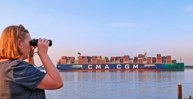 Das Containerschiff CMA CGM Rivoli wirkt beim Blick durch das Fernglas noch imposanter. In der komemnden Woche gibt es am Elbdeich viele "dicke Pötte" zu sehen | Foto: jd