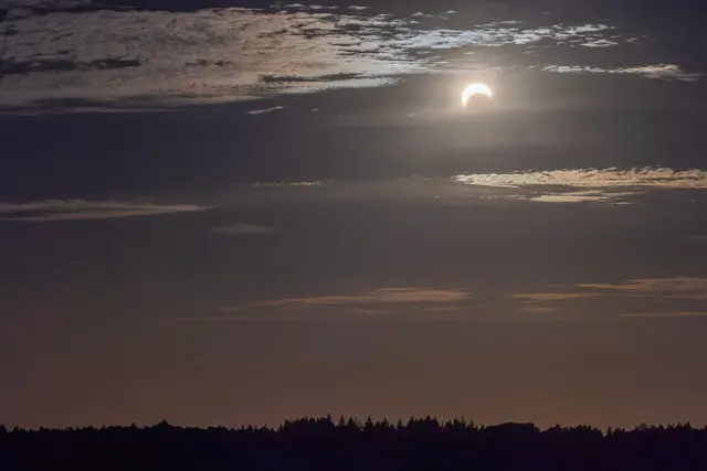 Die partielle Sonnenfinsternis über der Heide  | Foto: Lüneburger Heide GmbH / Michael Ostermann