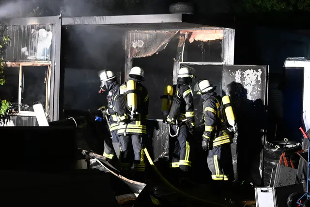 Der Löschangriff zeigte schnell Wirkung, sodass eine weitere Ausbreitung des Feuers verhindert werden konnte | Foto: Matthias Wille / Feuerwehr Salzhausen
