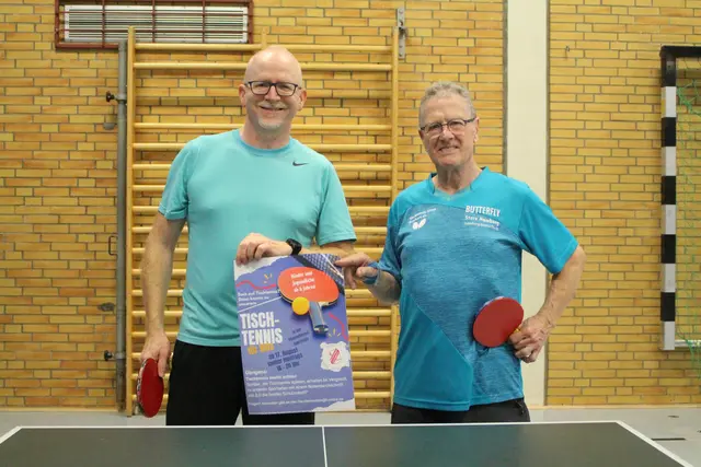 Andre Loose (li.) und Jürgen Buschart mit dem neuen Plakat "Tischtennis für Kids" | Foto: Koenecke