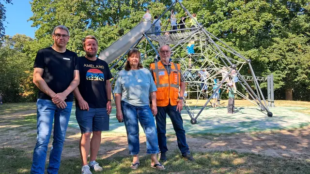 Jens Driessen (li.) und Reiner Jacob (re.) von der Hansestadt Stade freuen sich mit Schulleiterin Angela Merbeth und Konrektor Jörn Herbers über das neue Spielgerät | Foto: Hansestadt Stade