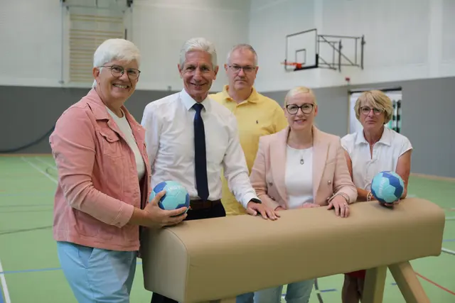 Realschulleiterin Margit Müller (v. li.), Landrat Rainer Rempe, Gymnasiumsleiter Stefan Birkner, Bürgermeisterin Nadja Weippert und Anja Scheele, Leiterin der Schule am Düvelshöpen, freuen sich, dass die neue Sporthalle am Tostedter Schulzentrum fertig ist | Foto: Landkreis Harburg