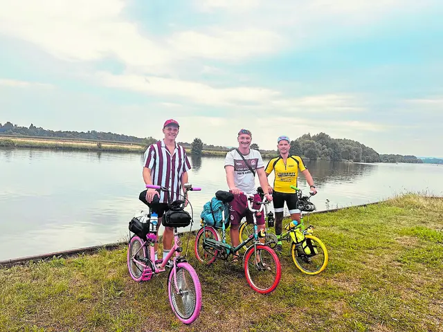 Die drei Klappradfahrer hatten auf ihrer Tour nur wenig Gepäck mit. Hier stehen sie an der Weser | Foto: Klapprad-Tour