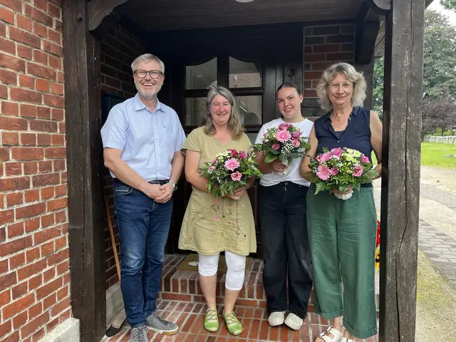 Samtgemeindebürgermeister Olaf Muus und die Mitarbeiterinnen des Kinder�hauses Birkenlund Sandra Rausch (v. li.), Melina Kösling und Carola Pfaff | Foto: Kinderhaus Birkenlund