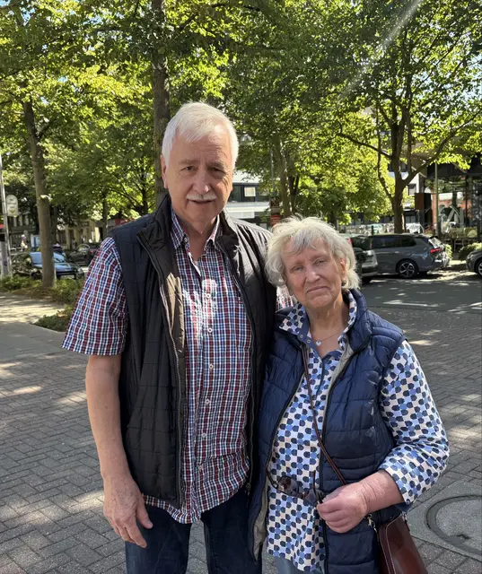 Rudolf Jany (79) 8v.li.) und Karin Jany (79)  | Foto: sts