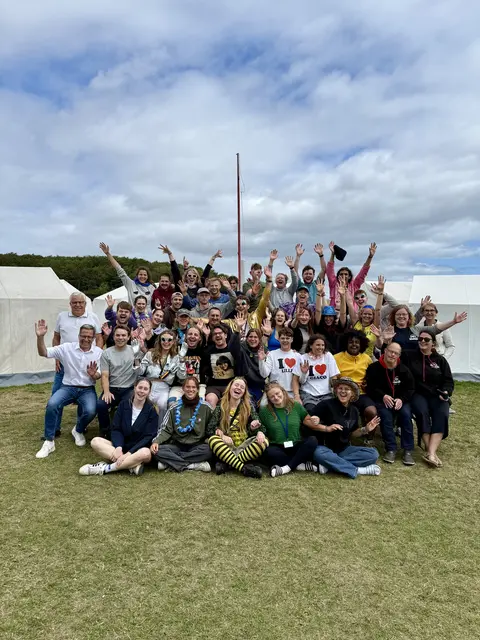 Gruppenfoto mit Landrat Kai Seefried (li.): Auch die Betreuerinnen und Betreuer hatten wieder viel Spaß auf dem Sommercamp in Lille Bodskov | Foto: Florian Obst/LK Stade