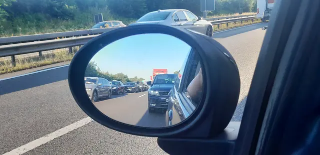 Bilder aus dem Stau, in dem zahlreiche Verkehrsteilnehmerinnen und -teilnehmer während des Waldbrandes an der A1 steckten | Foto: tw