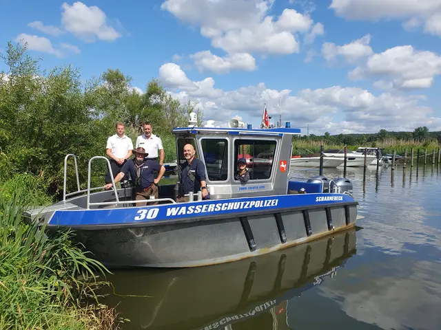 Gemeinsam mit der Wasserschutzpolizei aus Scharnebeck haben die vier Rangerinnen und Ranger des Landkreises Harburg Angelplätze an der Elbe vom Wasser aus inspiziert | Foto: Landkreis Harburg