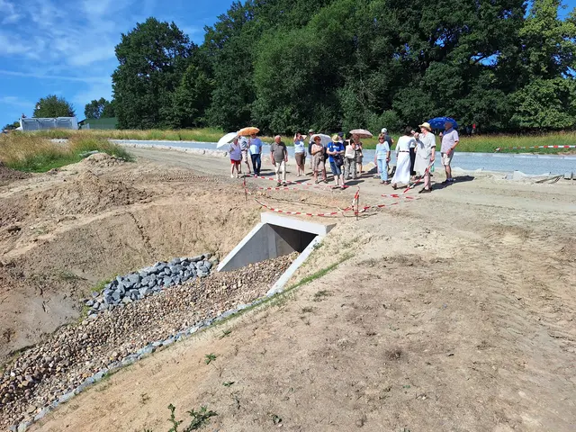 Ein Kastendurchlass wie unter der neu gebauten
Erschließungsstraße in Seevetal (Bild von der Begehung im Juni) wird auch unter den Meyermannsweg in Hittfeld gebaut | Foto: Carsten Weede
