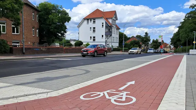 Der Radfahrer wird jetzt hinter den Bushaltestellen vorbeigeführt | Foto: Hansestadt Stade